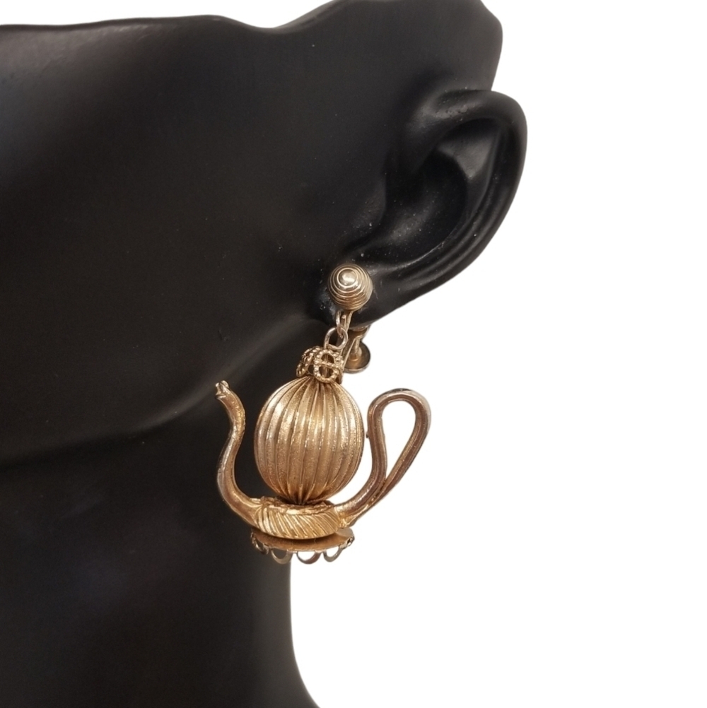Vintage Gold Tone Teapot Dangle Earrings • Screw Back • Mid Century Retro - Picture 2 of 4